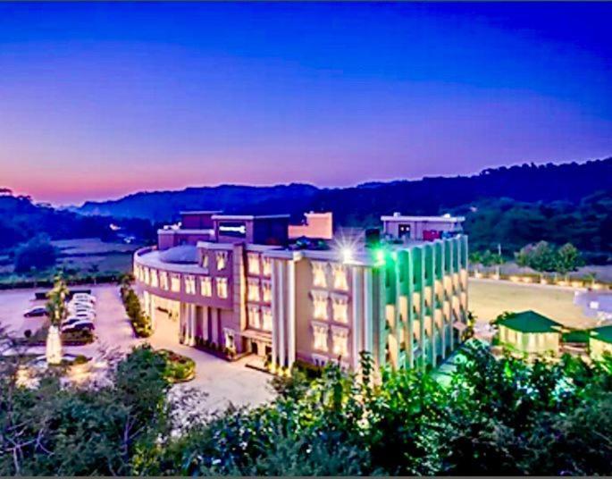 Golden Tulip Chandigarh, 4* Chandigarh